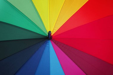 Gökkuşağının renkleri. Çok renkli şemsiyeler yakın plan. gökkuşağı şemsiyesi