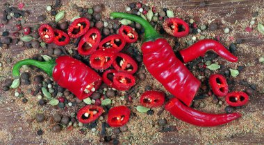 kırmızı kırmızı kırmızı biber ve ahşap bir masada farklı biberler karışımı. geleneksel baharatlar.