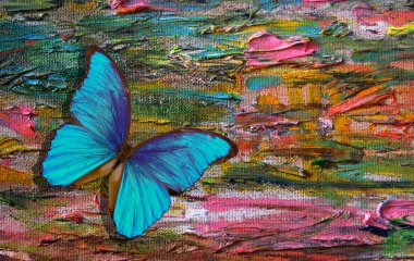 Sanatçının paletinin arka planında parlak mavi tropikal morpho kelebeği. yağlı boyalarla fırça darbeleri