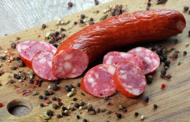 Bir panoda sosis ve baharatlar kapanıyor.