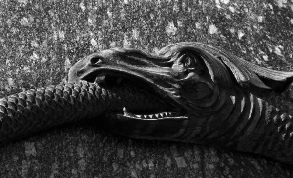Ouroboros (yılan kendi kuyruğunu yer). Kuyruğunu yutan bir yılan. Sonsuzluğun ve yeniden doğuşun sembolü. Poltava 'daki Zafer Anıtı' nın parçası., 