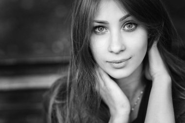 Güzel bir genç kadının siyah beyaz portresi.