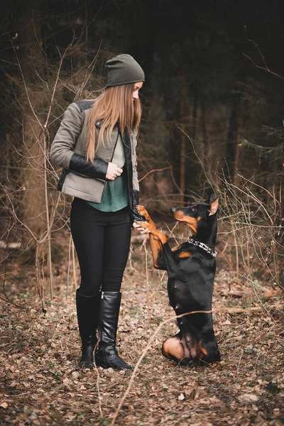 小女孩在森林里和狗一起玩 — 图库照片