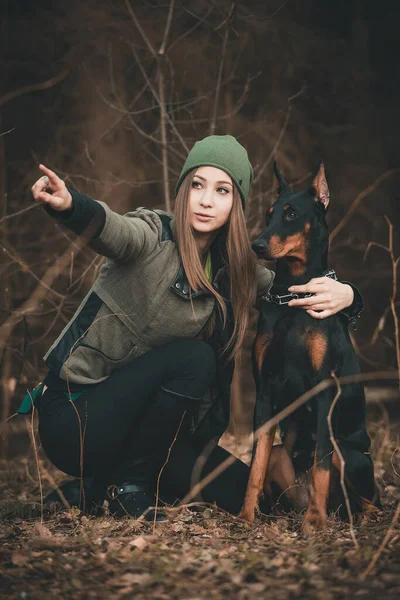 Mladá Dívka Hraje Doberman Pes Lese — Stock fotografie