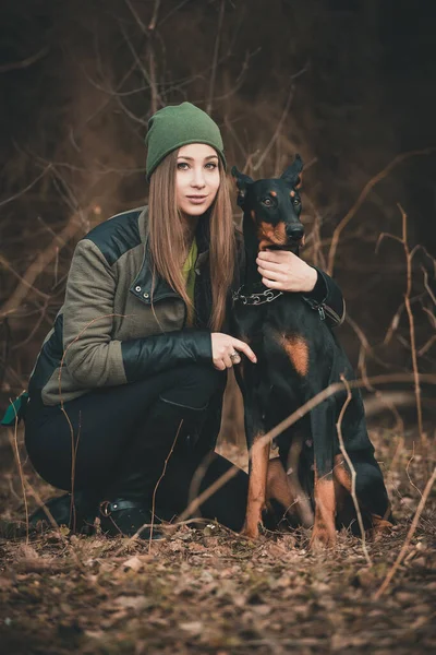 Mladá Dívka Hraje Doberman Pes Lese — Stock fotografie