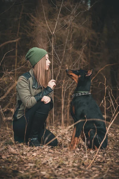 Mladá Dívka Hraje Doberman Pes Lese — Stock fotografie