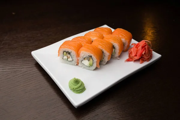Sushi Roll Een Witte Plaat — Stockfoto