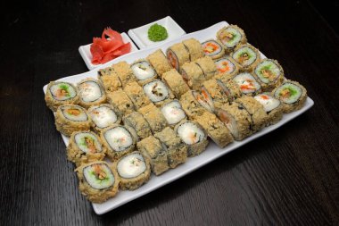 Beyaz bir tabakta suşi rulosu.