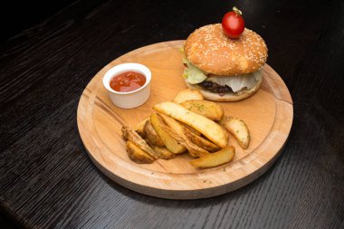 Ketçaplı hamburger ve kama.