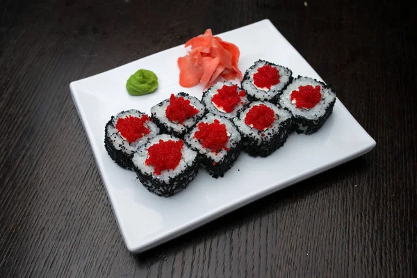 Sushi Roll Białym Talerzu — Zdjęcie stockowe