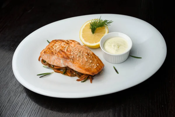 Limonlu ve soslu ızgara somon bifteği.