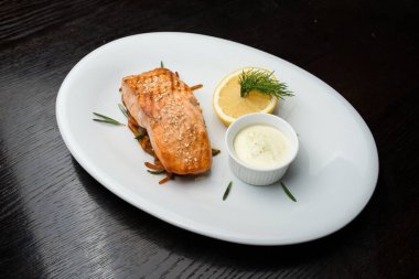 Limonlu ve soslu ızgara somon bifteği.