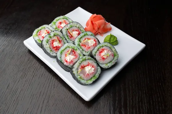 Sushi Roll Een Witte Plaat — Stockfoto