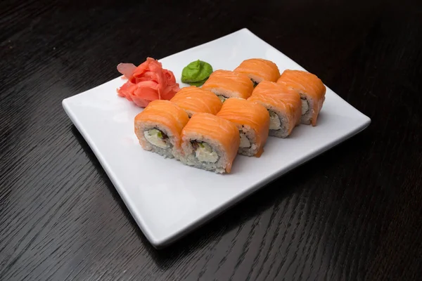 Sushi Roll Een Witte Plaat — Stockfoto