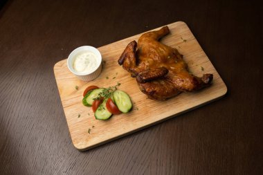 Tahtada kızarmış tavuk.