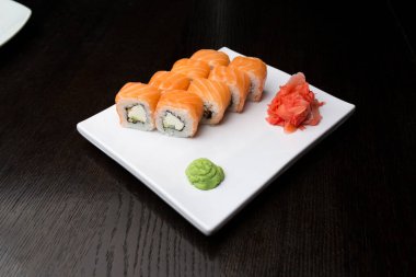 Beyaz tabakta suşi.