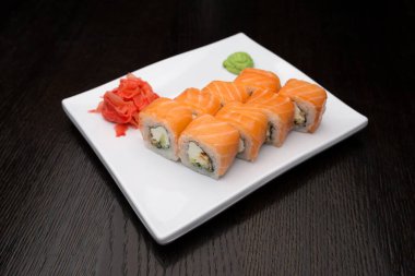 Beyaz tabakta suşi.