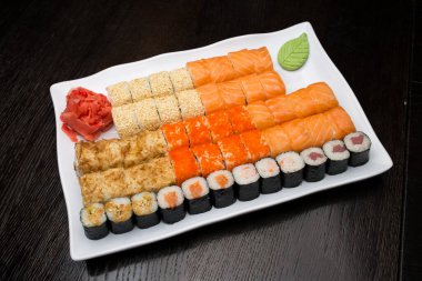 Beyaz bir tabakta suşi rulosu.