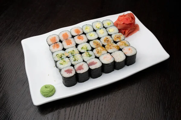 Sushi Roll Set Een Witte Plaat — Stockfoto