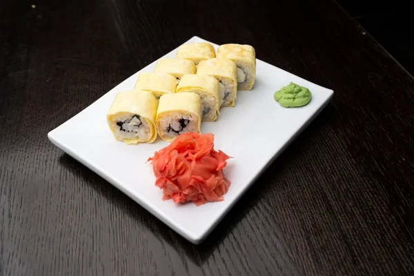 Sushi Roll Een Witte Plaat — Stockfoto