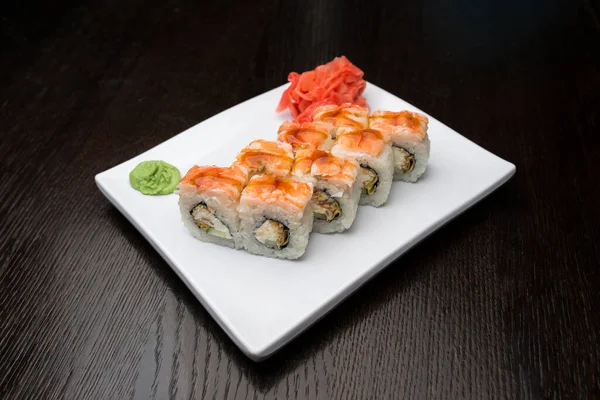 白い皿の上に寿司ロール — ストック写真