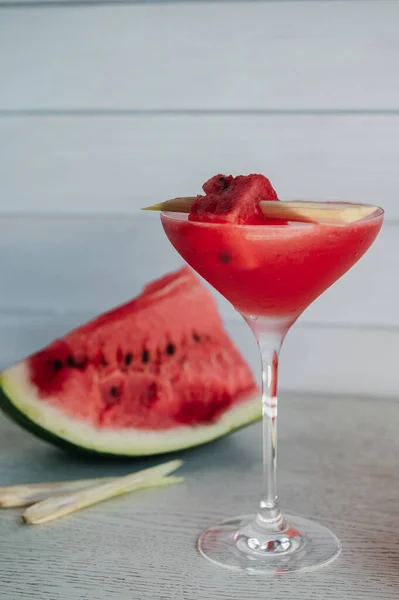 Zoete Watermeloen Cocktail Een Houten Tafel — Stockfoto