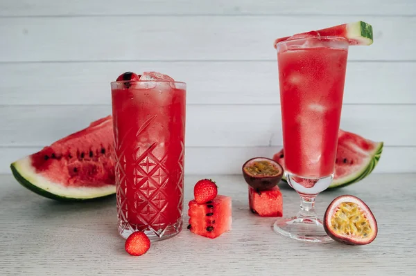 Zoete Watermeloen Cocktails Een Houten Tafel — Stockfoto