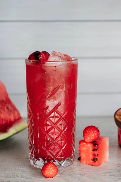 Frischer Wassermelonen Cocktail Auf Einem Holztisch — Stockfoto