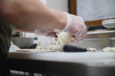 Restoranda khinkali yapma süreci