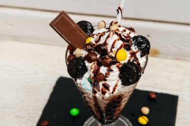 Eğlenceli ve renkli şeker kokteyli.