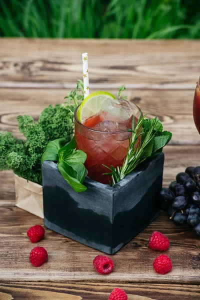 Sommercocktail Mit Früchten Auf Holztisch — Stockfoto