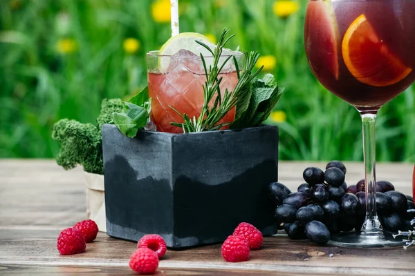 Sommercocktail Mit Früchten Auf Holztisch — Stockfoto