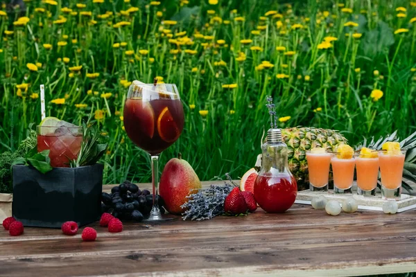 Sommercocktails Mit Früchten Auf Holztisch — Stockfoto