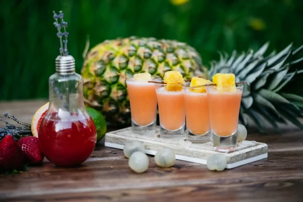 Bunte Cocktails Mit Ananas Auf Einem Holztisch — Stockfoto