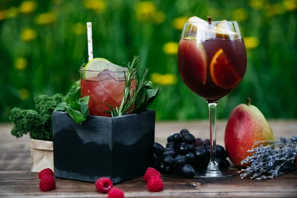木製のテーブルの上に果物と夏のカクテル — ストック写真
