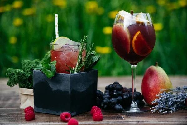 Sommercocktails Mit Früchten Auf Holztisch — Stockfoto