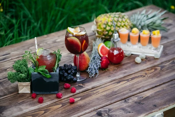 Sommercocktails Mit Früchten Auf Holztisch — Stockfoto