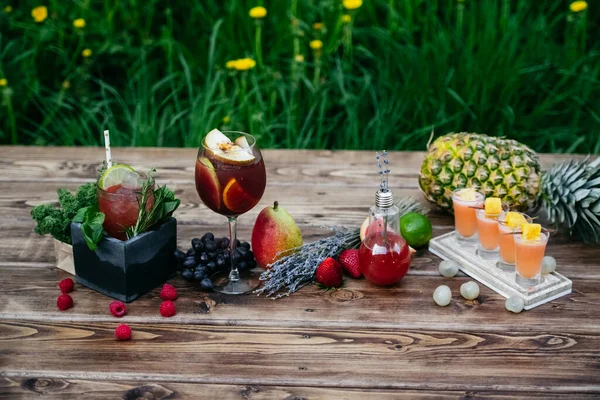 Sommercocktails Mit Früchten Auf Holztisch — Stockfoto