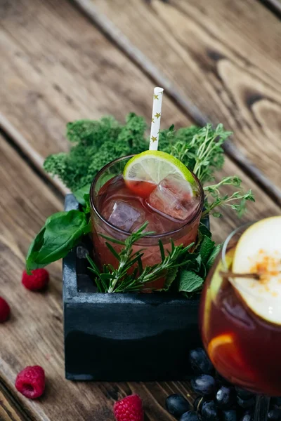 Tahta masada meyveli yaz kokteyli.