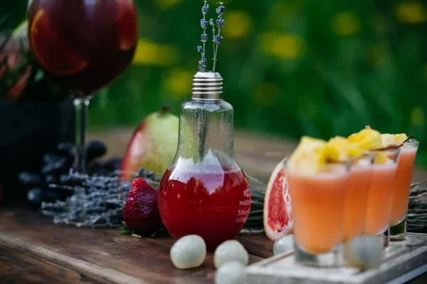 Cocktail Einem Glas Form Einer Glühbirne Auf Einem Holztisch Gegen — Stockfoto