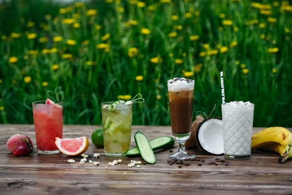 Sommercocktails Mit Früchten Auf Holztisch — Stockfoto