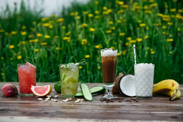 Sommercocktails Mit Früchten Auf Holztisch — Stockfoto