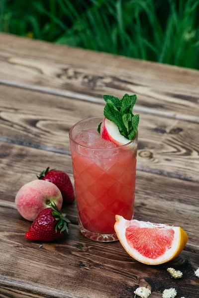Zomer Cocktail Met Fruit Houten Tafel — Stockfoto