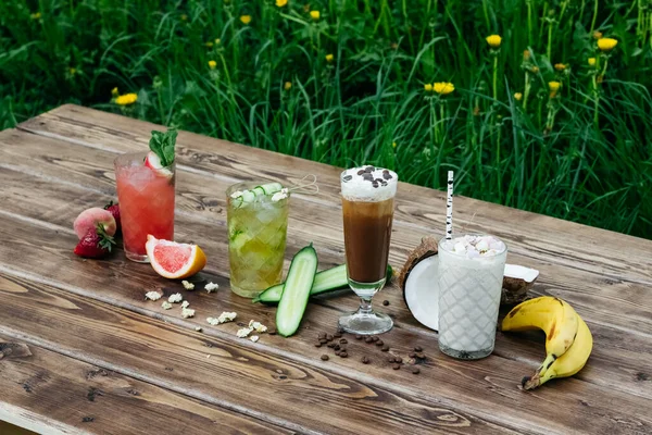 Sommercocktails Mit Früchten Auf Holztisch — Stockfoto