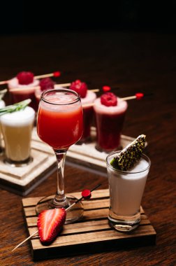 Tahtada limonlu ve çilekli iki shot kokteyl.