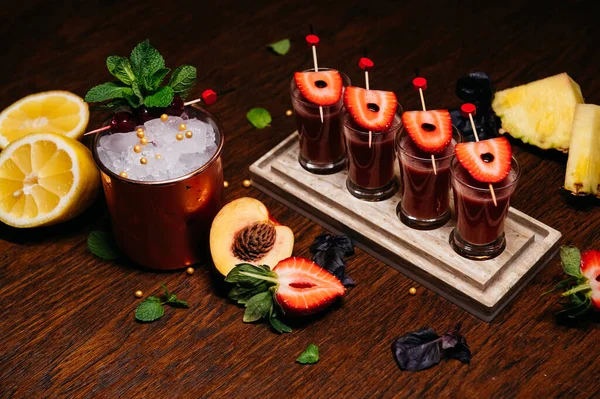 Erdbeer Cocktails Und Cocktail Eisentasse Auf Dem Tisch Restaurant — Stockfoto