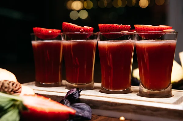 Erdbeer Cocktails Auf Dem Tisch Restaurant — Stockfoto