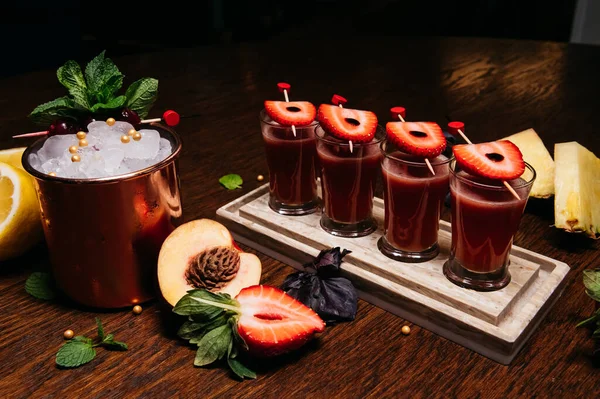 Erdbeer Cocktails Und Cocktail Eisentasse Auf Dem Tisch Restaurant — Stockfoto