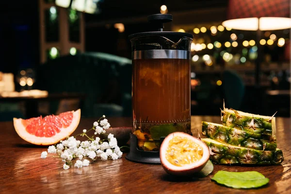 Herbata Ananasowa Prasie Francuskiej Stole Restauracji — Zdjęcie stockowe