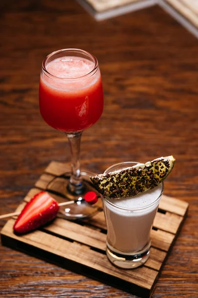 Zwei Cocktails Mit Limette Und Erdbeere Auf Dem Holzbrett — Stockfoto